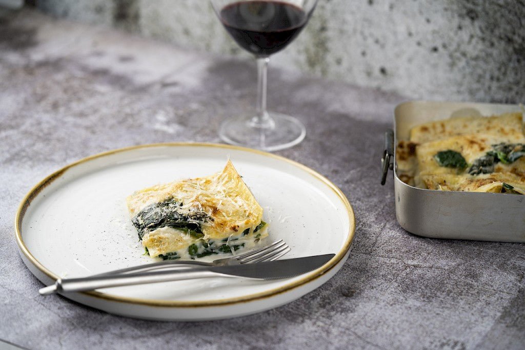 Lasagne mit Bechamelsauce aus gebratenem Blumenkohl, Spinat und würzigem Provolone-Käse. - Romano i Julietta